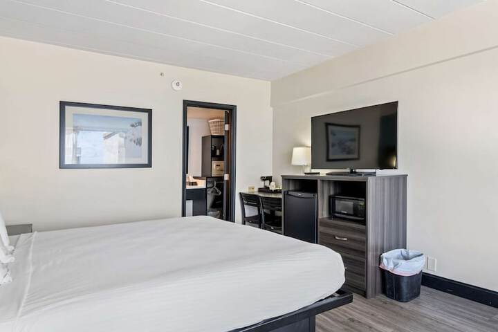 1 King Bed Microwave and Refrigerator Flat Screen Television Work Desk High Speed Internet Accessible Continental Breakfast (3 of 10)