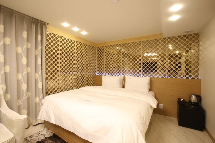 Room 12 of 51