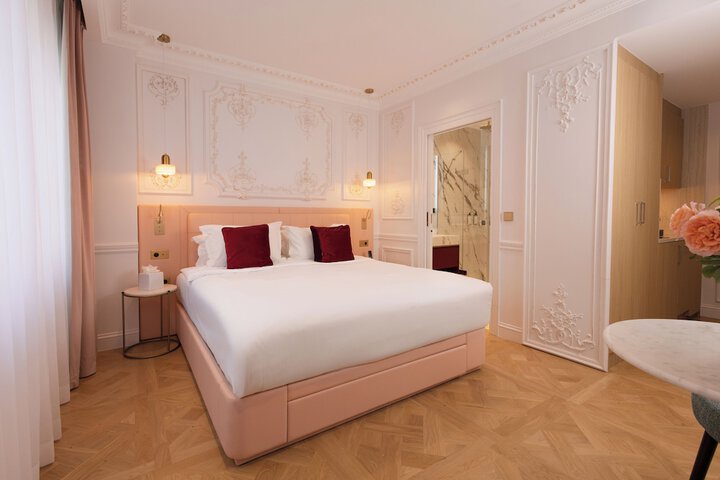 Room 6 of 32