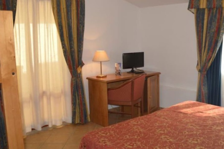 Room 4 of 17