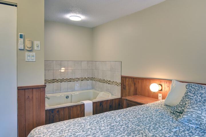 1 Queen Bed (23 of 26)