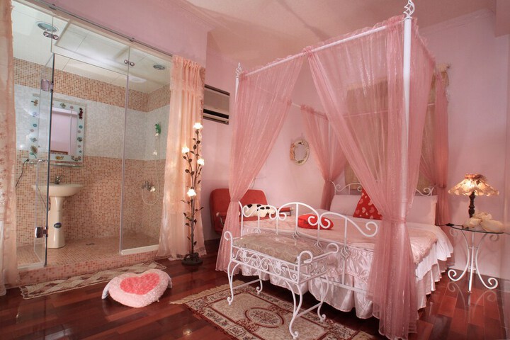 Room 8 of 18