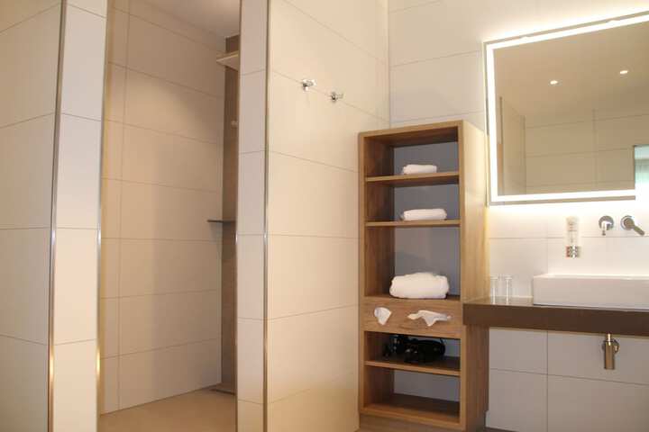 Room 52 of 101