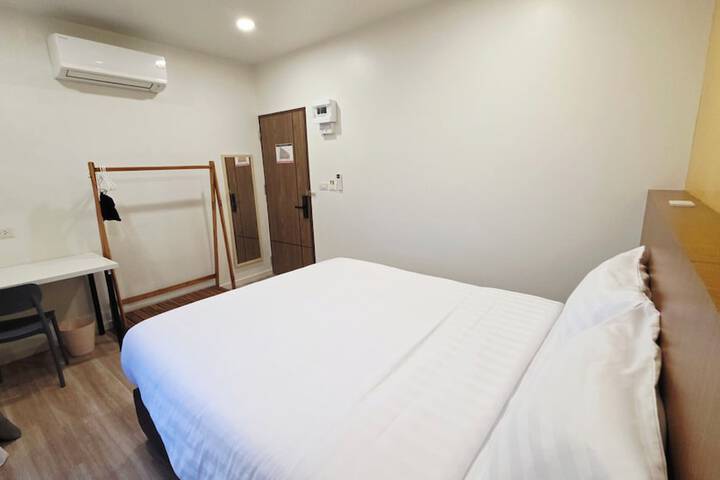 Room 4 of 68