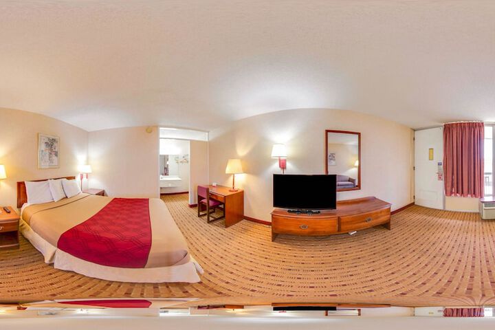 1 Queen Bed (3 of 13)