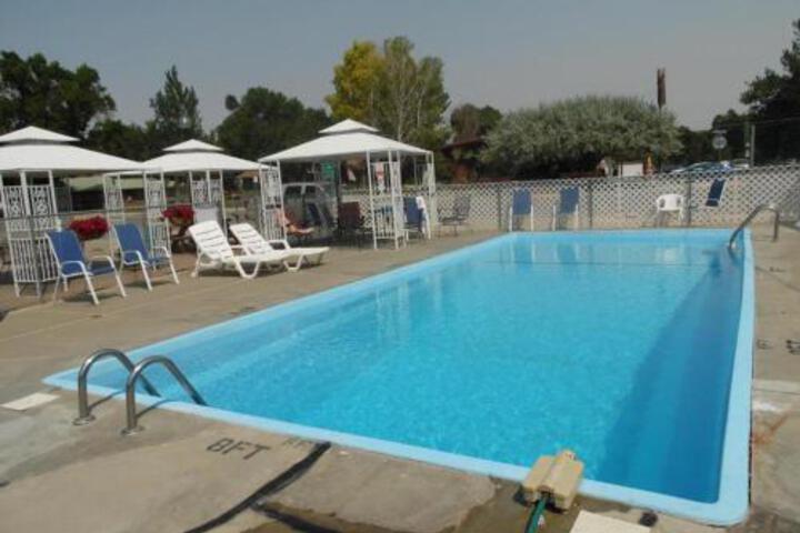 Exterior of Yellowstone Motel