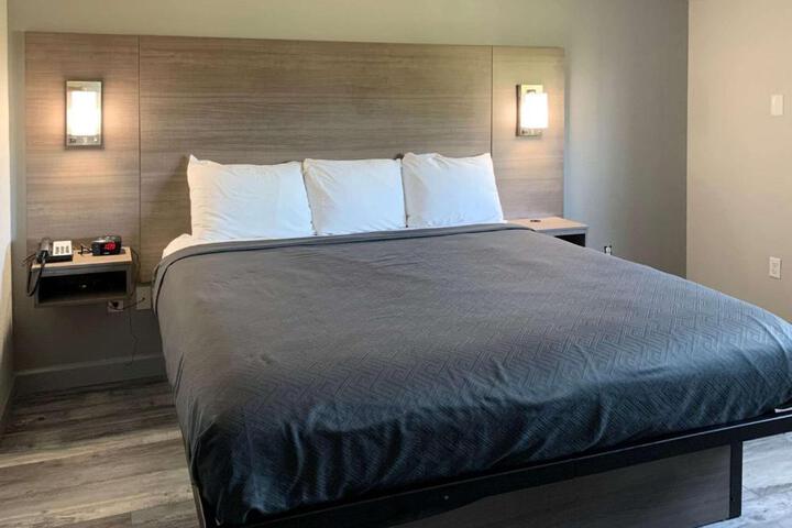 1 King Bed Efficiency (10 of 13)