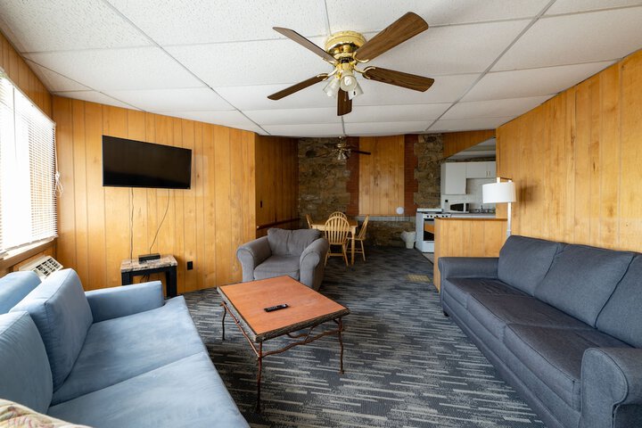 Room 33 of 324
