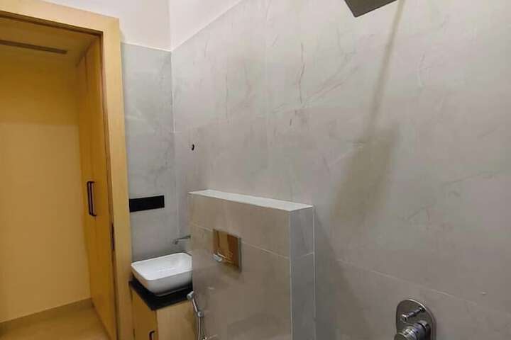 Room 32 of 61