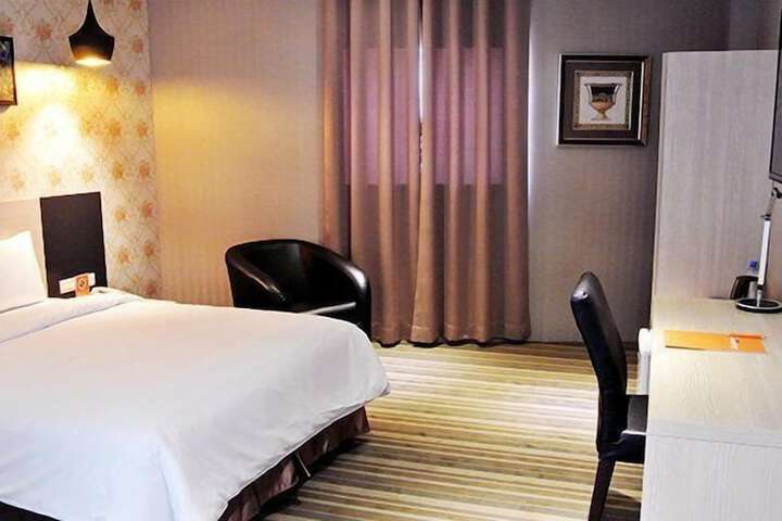 Room 10 of 38