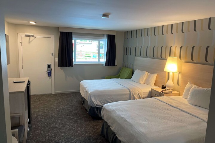 2 Queen Beds Outdoor Pool Area Desk Work Space Refrigerator, Coffee and Tea Maker Full Breakfast (4 of 20)
