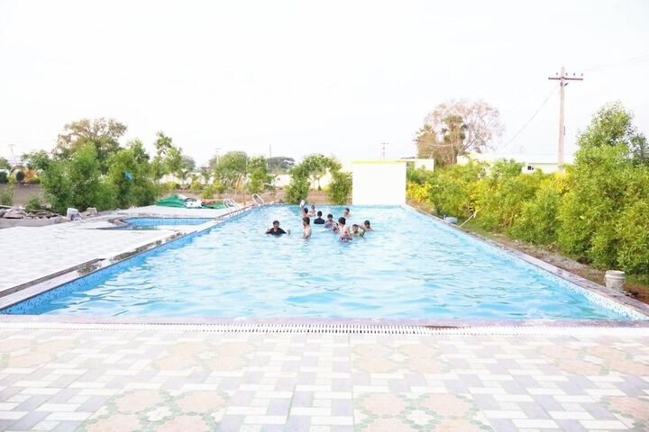 Pool 10 of 32