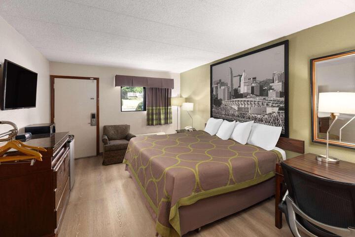 1 King Bed (5 of 8)