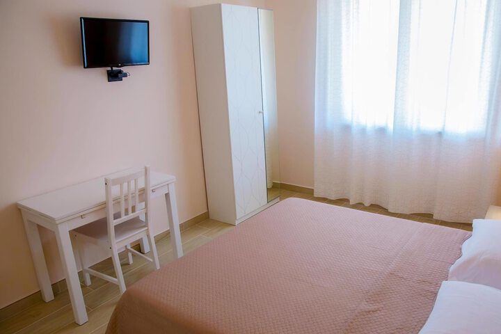 Room 4 of 73