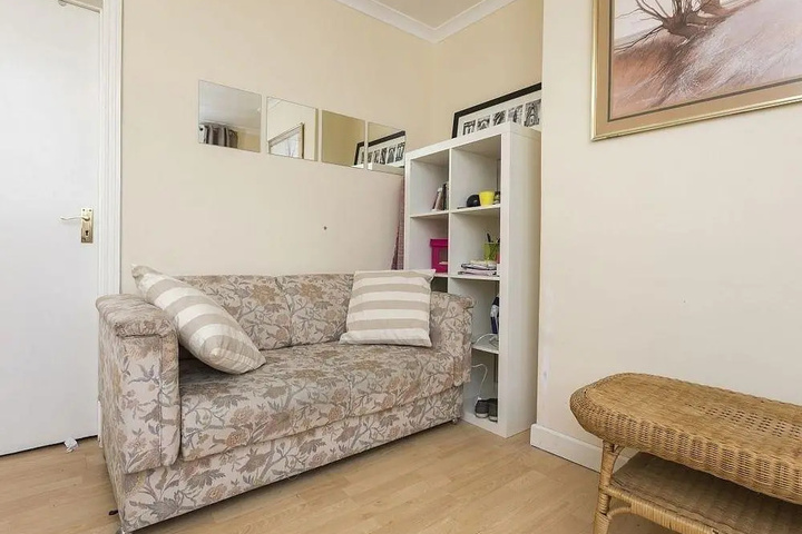 Room 4 of 18