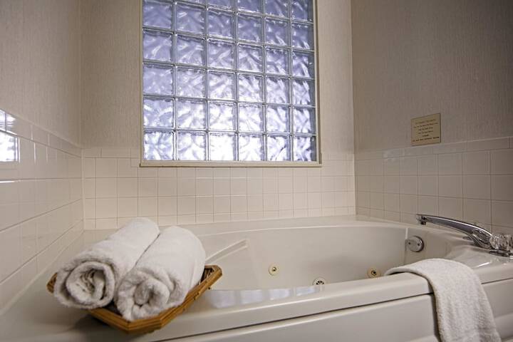 1 King Bed High Speed Internet Accessible Sofa Bed Microwave and Refrigerator Desk Full Breakfast (6 of 16)