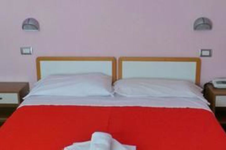 Room 14 of 33