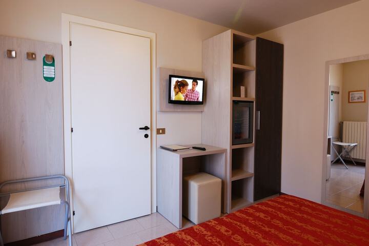 Room 4 of 92