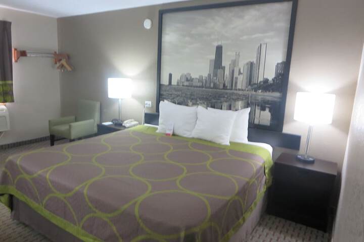 1 Queen Bed (6 of 14)