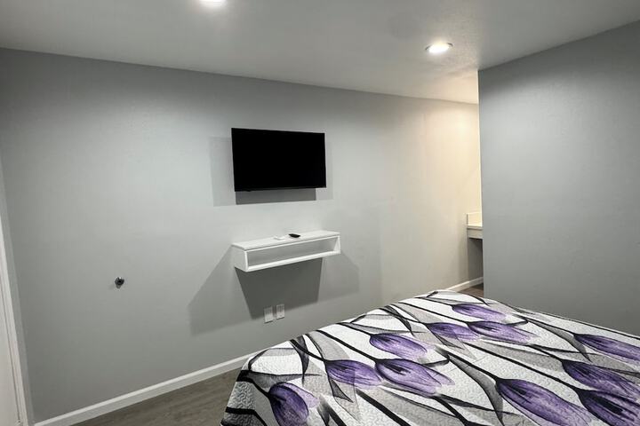 Room 4 of 9