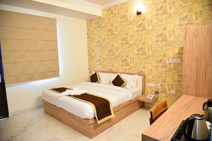 Room 17 of 28