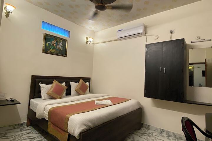 Room 16 of 33