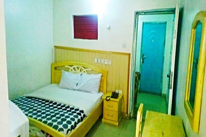Room 10 of 18