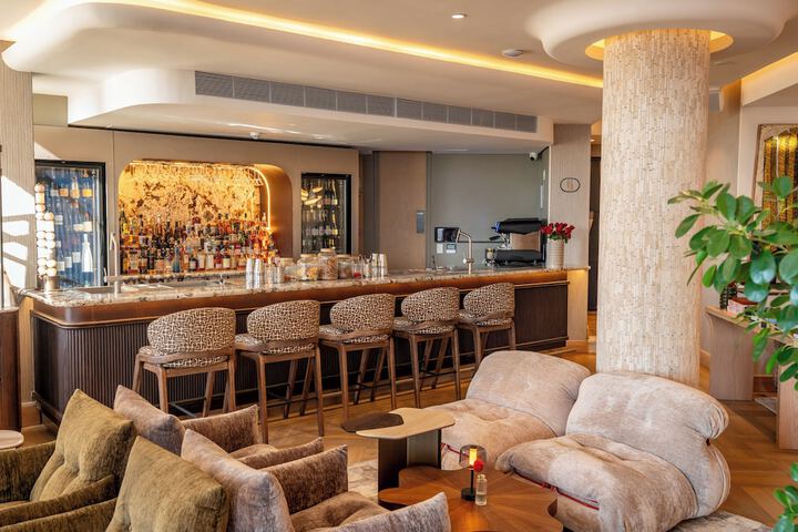 Lounge 71 of 86