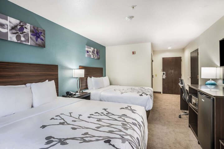 2 Queen Beds Accessible (26 of 50)