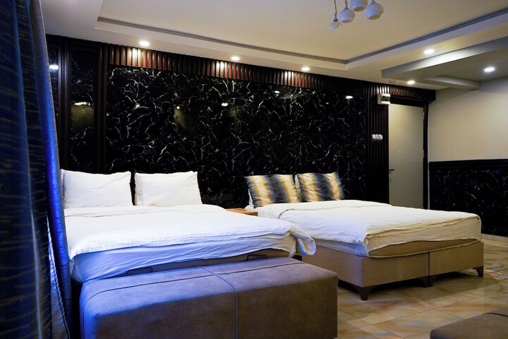 Room 9 of 33