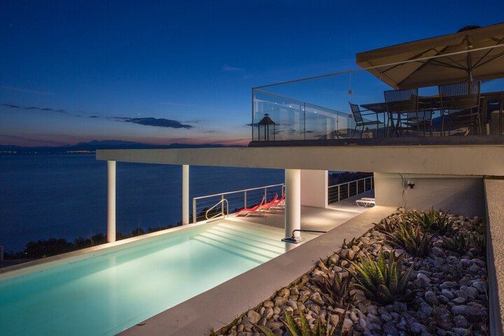 Pool 75 of 142