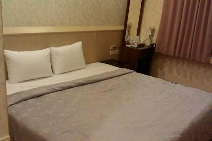 Room 6 of 13