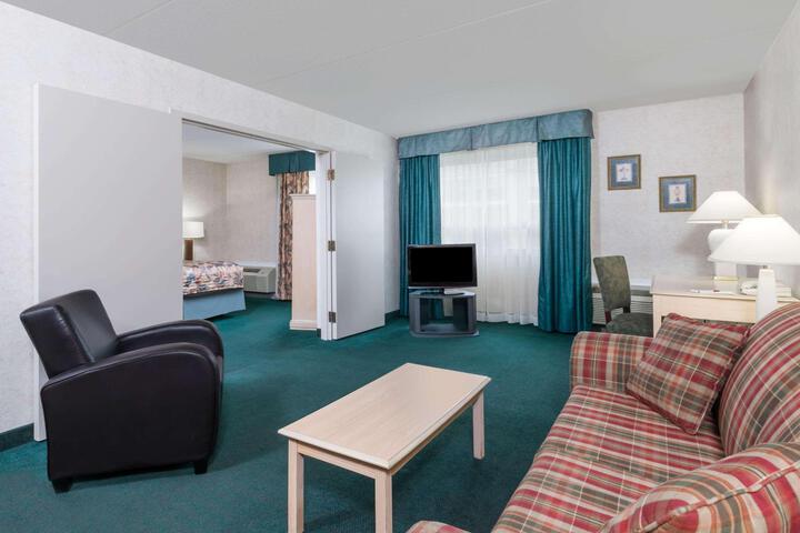1 King Bed Business Room (4 of 13)