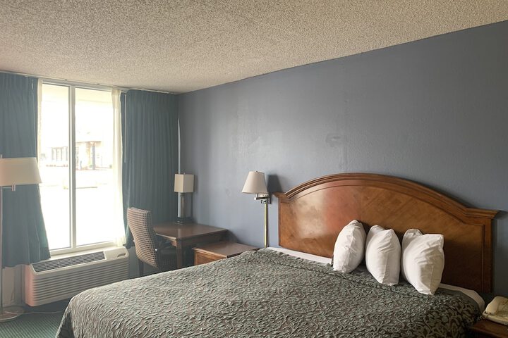 2 Queen Beds (7 of 13)
