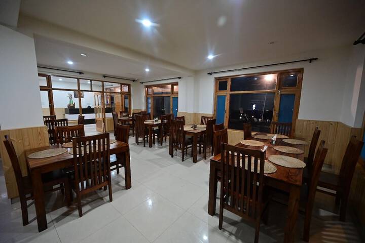 Dining 39 of 51