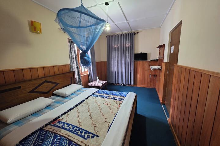 Room 4 of 25