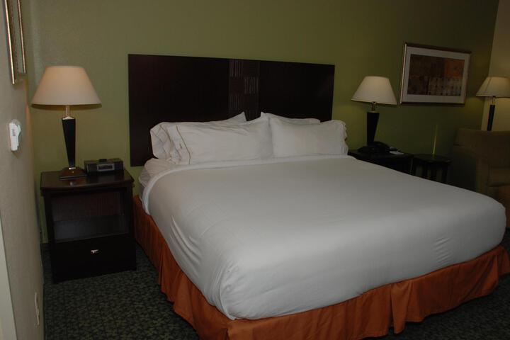 1 King Bed (8 of 16)