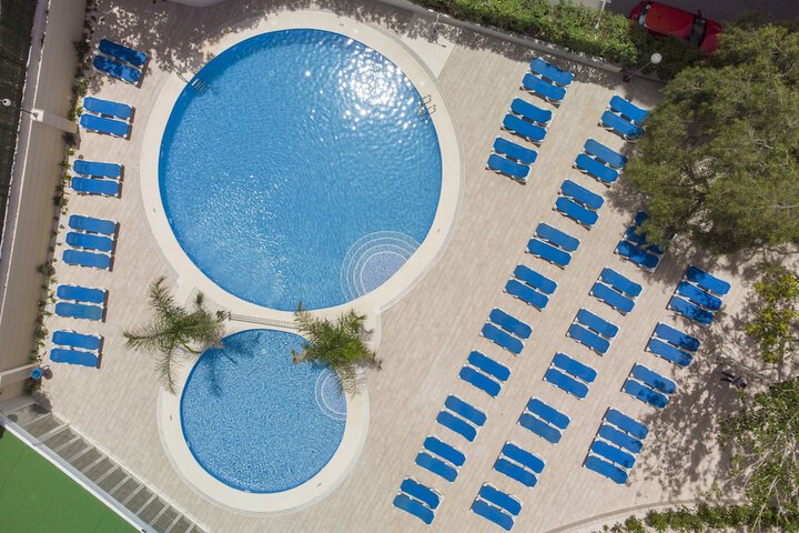 Hotel with Pool