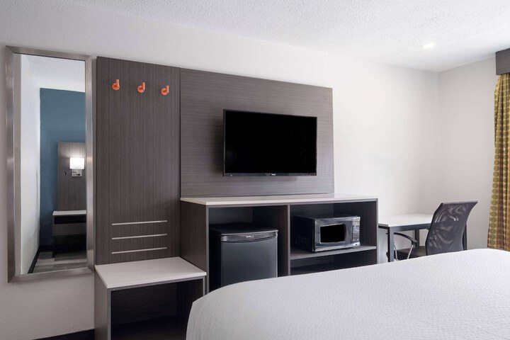 1 King Bed (4 of 10)