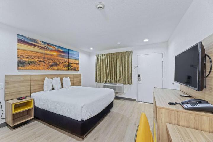 1 Queen Bed (14 of 14)