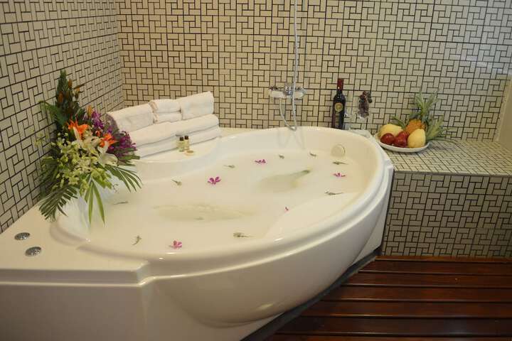 Hot Tub 26 of 45