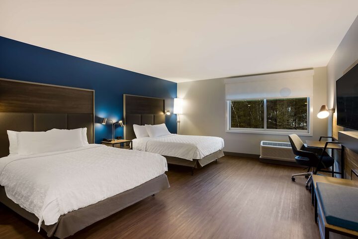 2 Queen Beds with Walk in Shower (2 of 12)