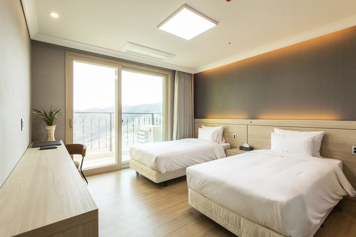 Room 4 of 80