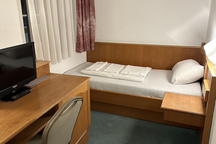 Room 9 of 13