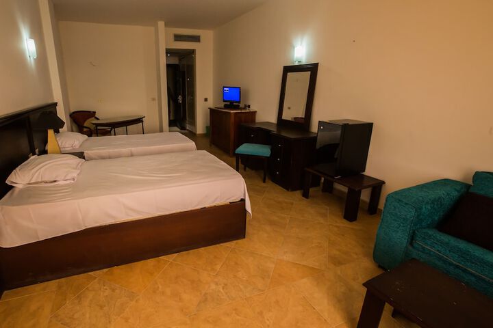 Room 4 of 12
