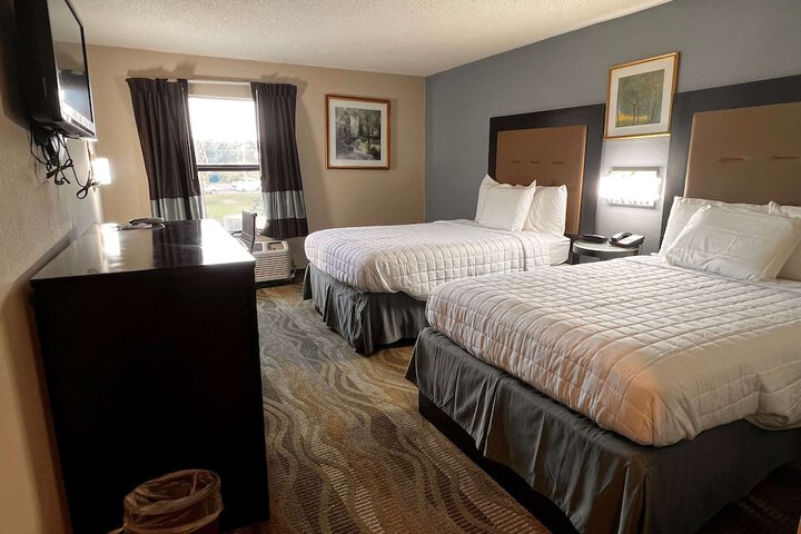2 Double Beds Work Desk Microwave, Refrigerator, Continental Breakfast (5 of 7)