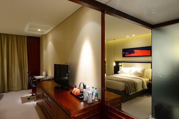 Room 3 of 100