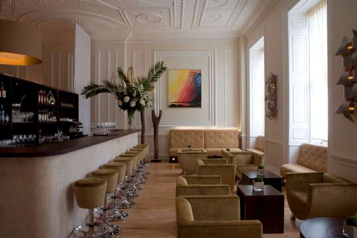Lounge 112 of 127