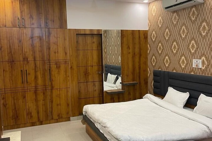 Room 6 of 9