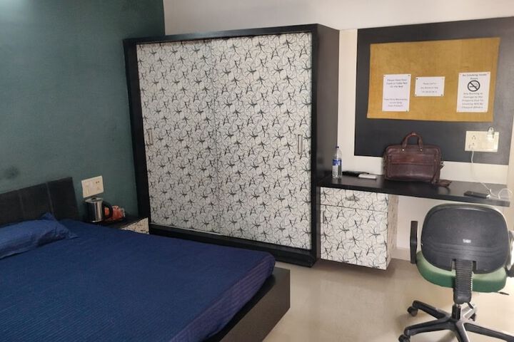Room 8 of 11